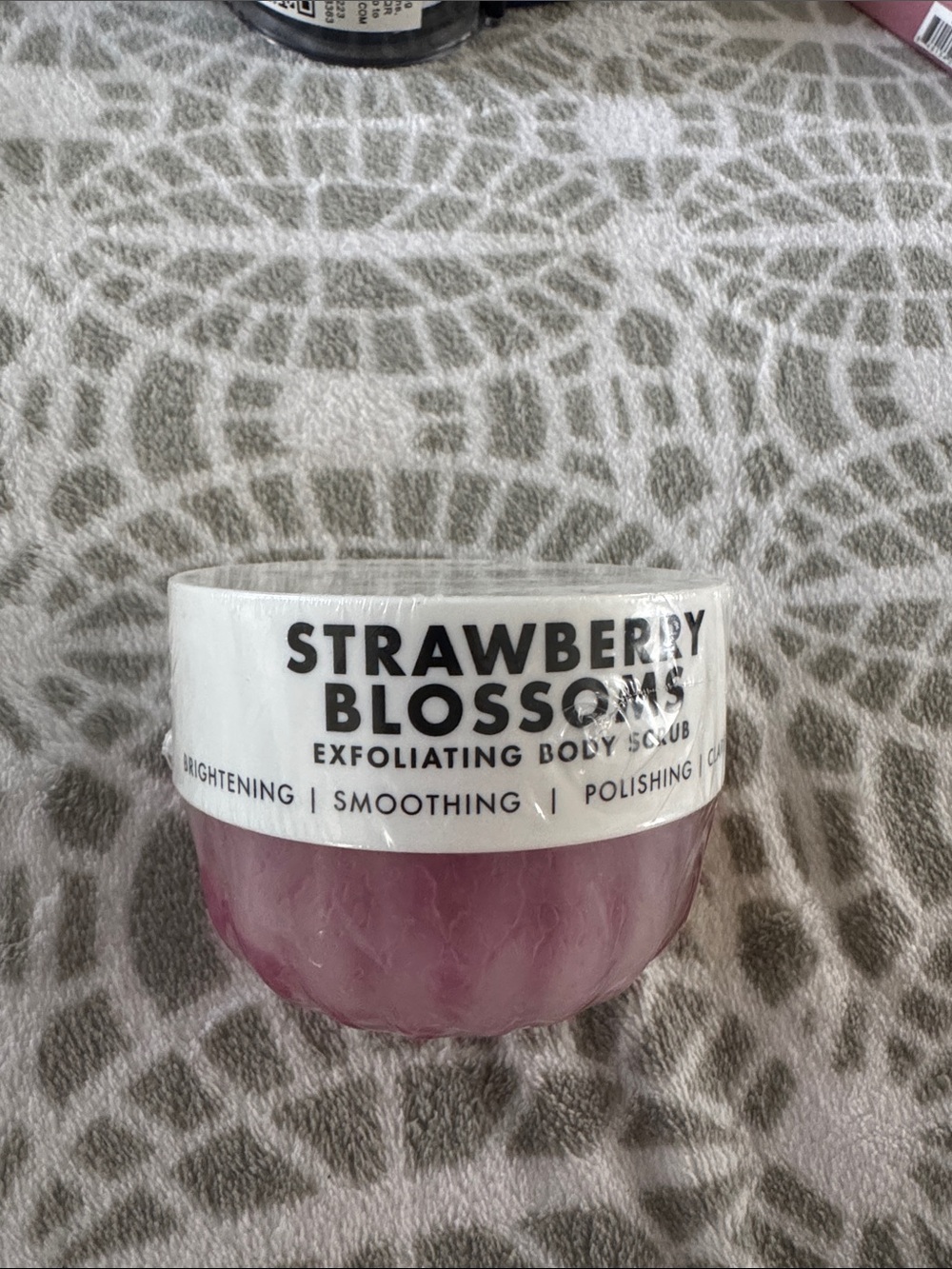 TRULY Strawberry Blossoms Exfoliating Body Scrub — Pink & White